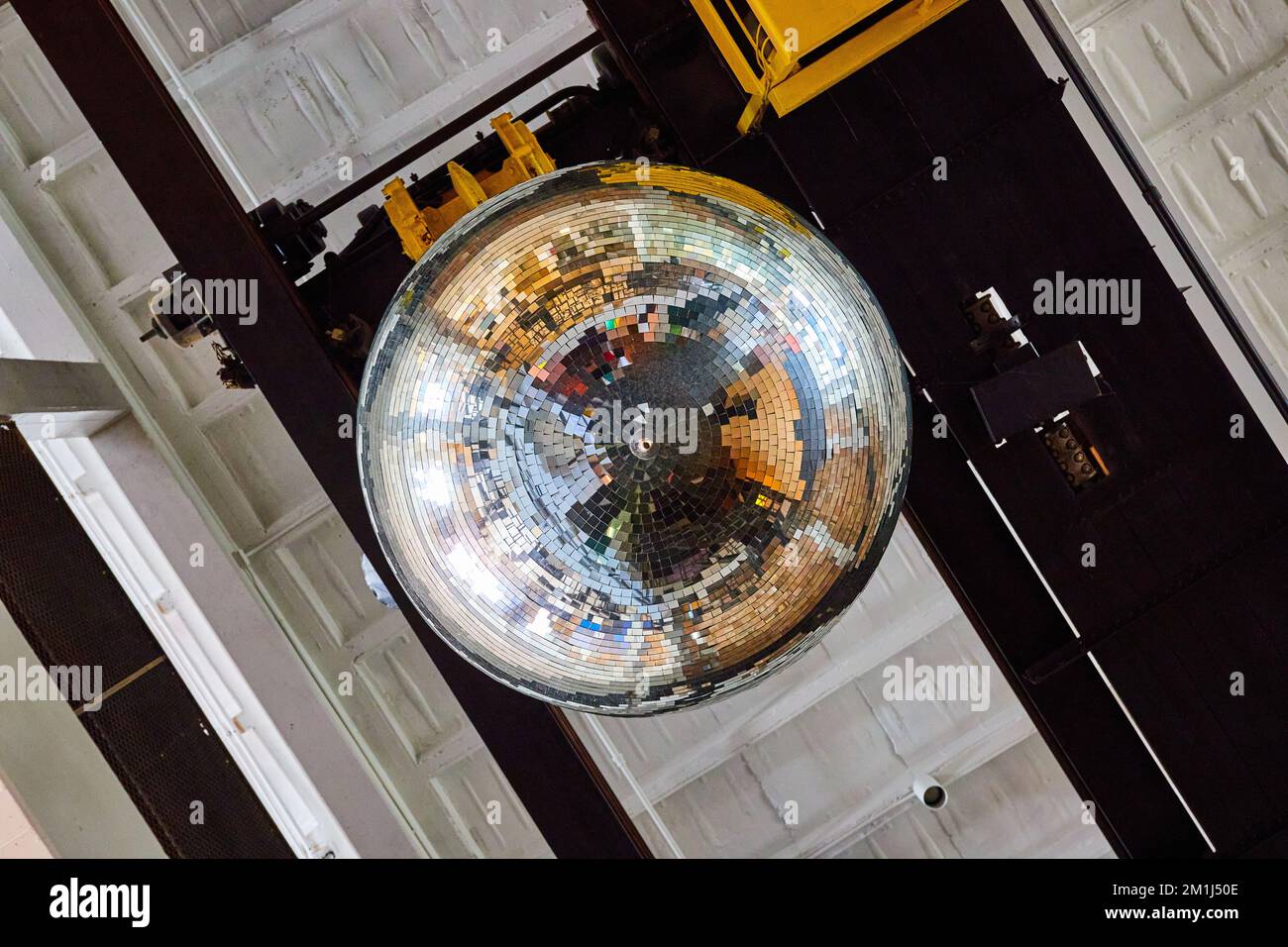 Grande palla da discoteca riflettente sul soffitto del vecchio edificio Foto Stock