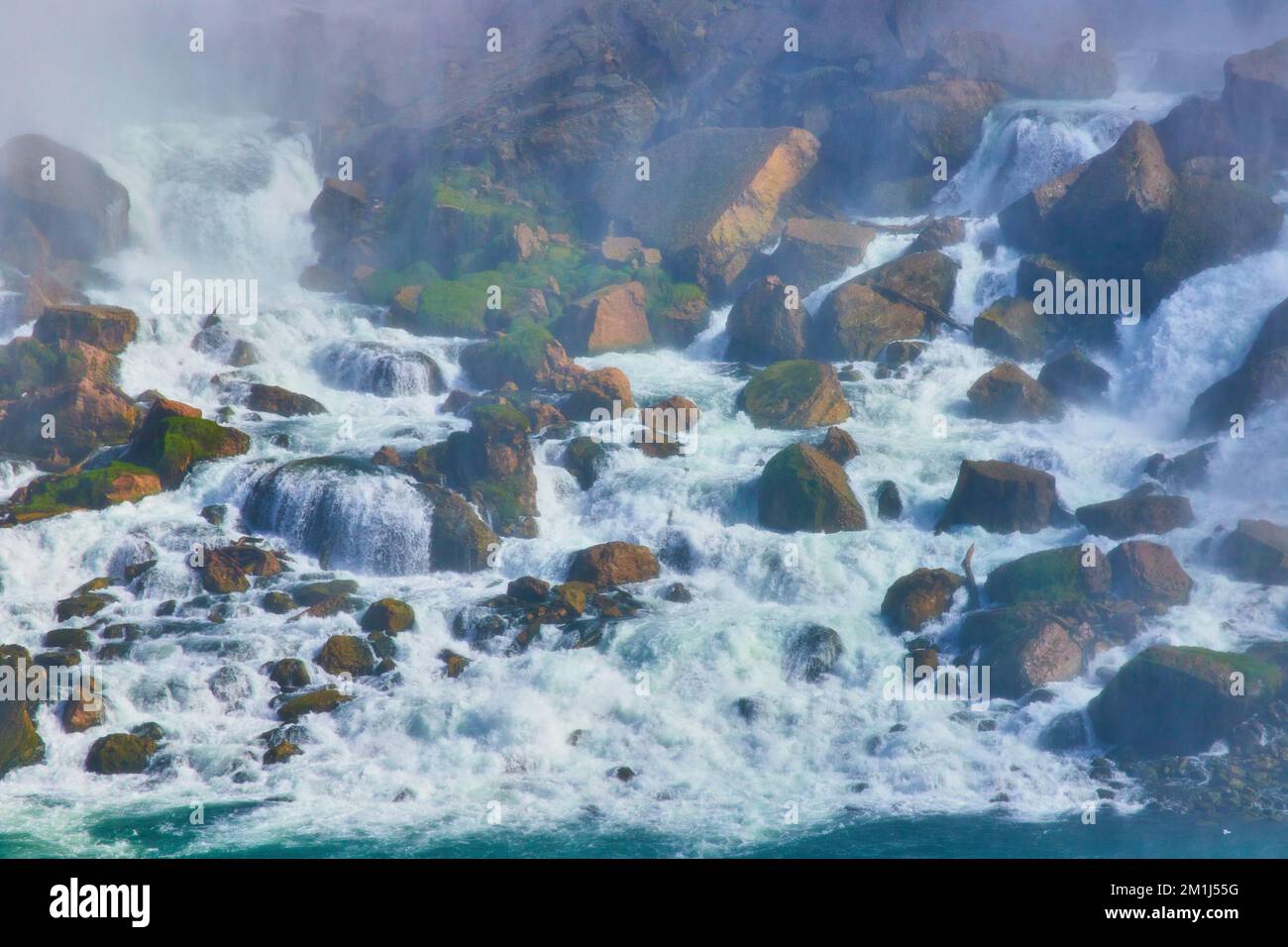Cascate del Niagara da vicino sulle rocce con le cascate che si schiantano Foto Stock