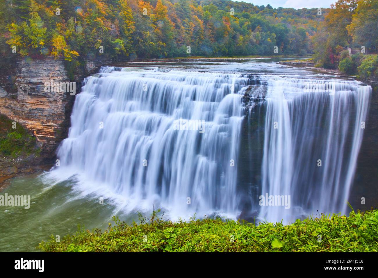 Incredibile effetto di sfocatura a cascata che si riversa nel canyon con effetto goccia d'acqua dalla nebbia Foto Stock