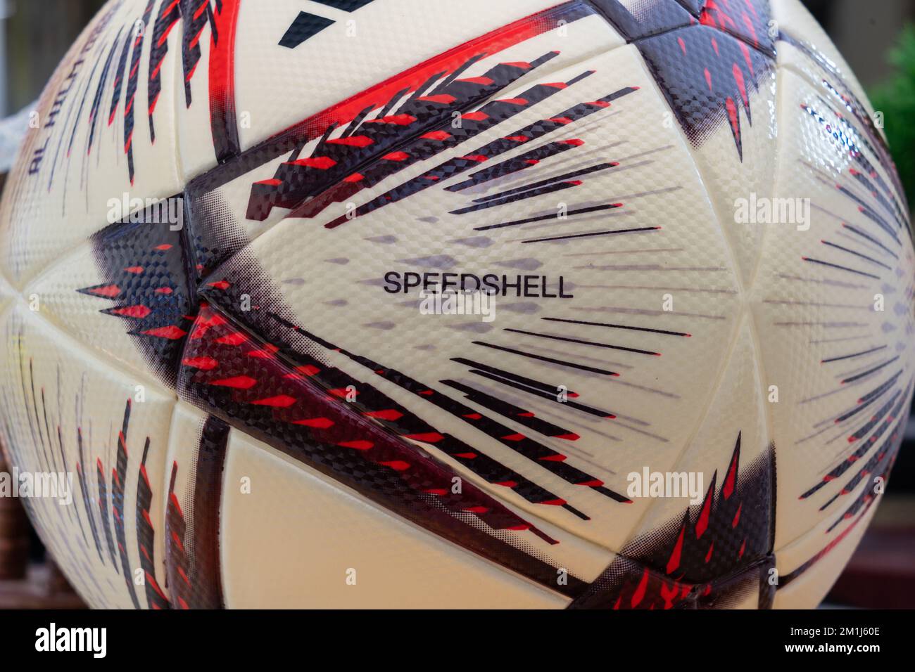 Primo piano della palla adidas al Hilm, che è la palla ufficiale utilizzata nella Coppa del mondo FIFA 2022 Qatar semifinale e finale. Foto Stock