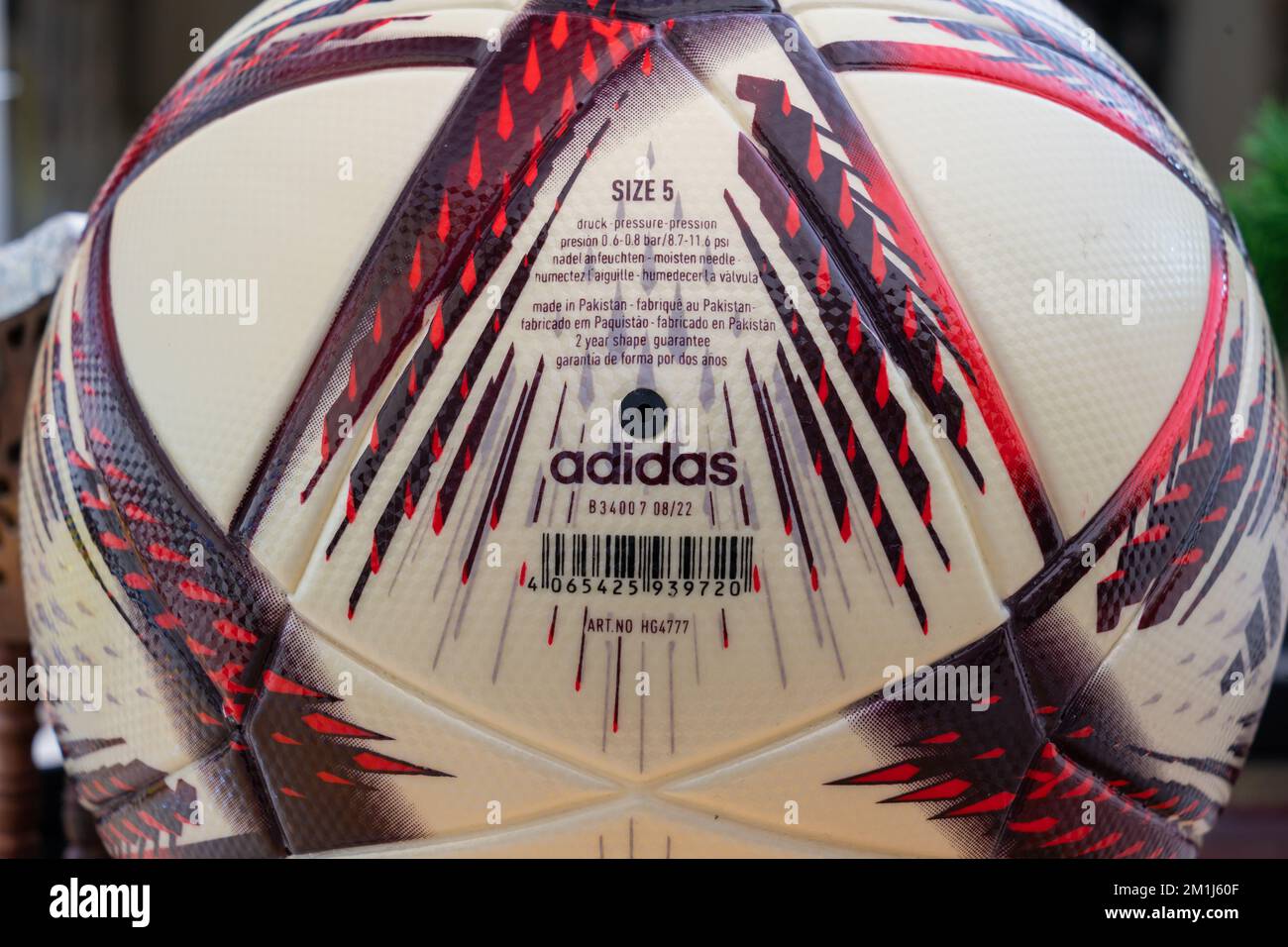 Primo piano della palla adidas al Hilm, che è la palla ufficiale utilizzata nella Coppa del mondo FIFA 2022 Qatar semifinale e finale. Foto Stock