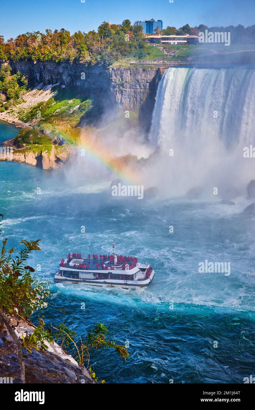 Misty Niagara Falls con arcobaleno e nave turistica vicino a Horseshoe Falls Foto Stock