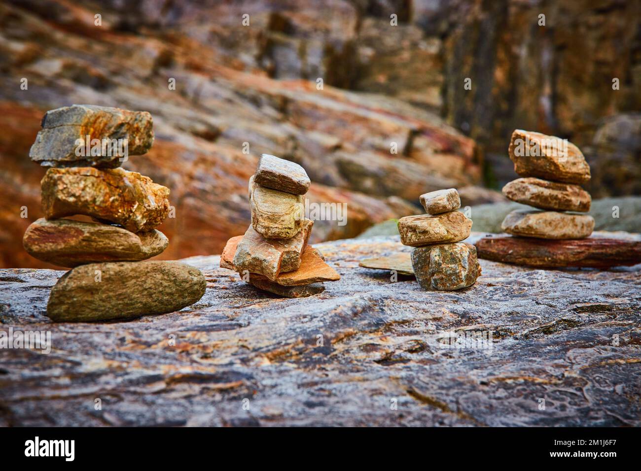 Cairn pile di pietra in una roccia circondata dalle coste rocciose del Maine Foto Stock