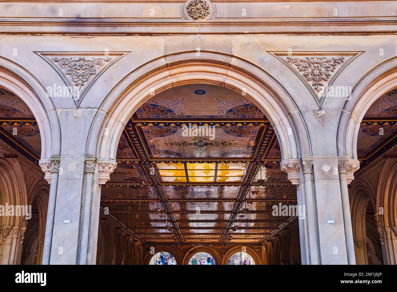 Archi in pietra e interni decorati dello spazio a Central Park New York City Foto Stock