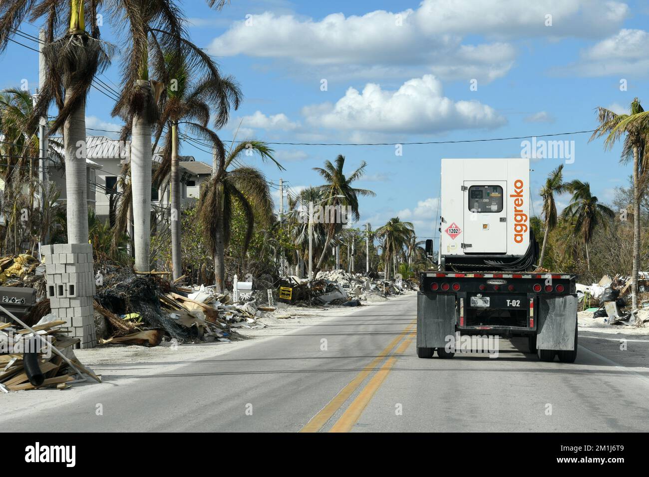 Bonita Springs, FL, USA--11/07/22--Un generatore è trasportato a Fort Myers Beach. Le operazioni di recupero continuano dopo l'uragano Ian. Jocelyn Augustino/FEMA Foto Stock