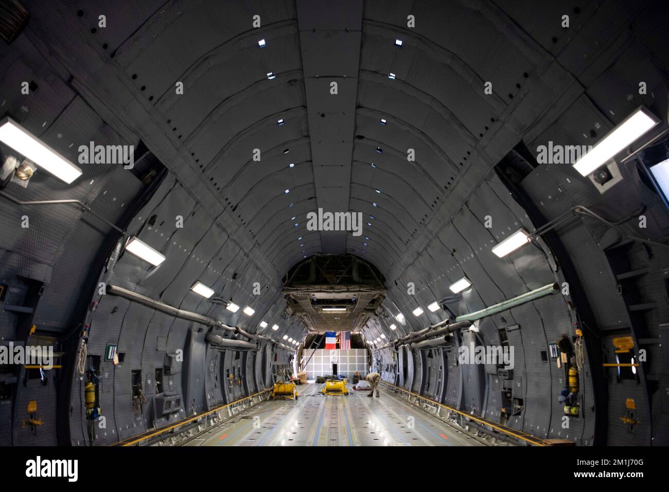 Un C-5C Super Galaxy attende il carico prima di un volo alla base della forza spaziale di Vandenberg, California, 17 ottobre 2022. Il C-5C è dotato di porte modificate per contenitori spaziali che consentono carichi sovradimensionati come il satellite Surface Water and Ocean Topography (SWOT) trasportato dallo Squadrone Airlift 22nd a supporto della missione congiunta SWOT. (STATI UNITI Air Force foto di Senior Airman Alexander Merchak) Foto Stock