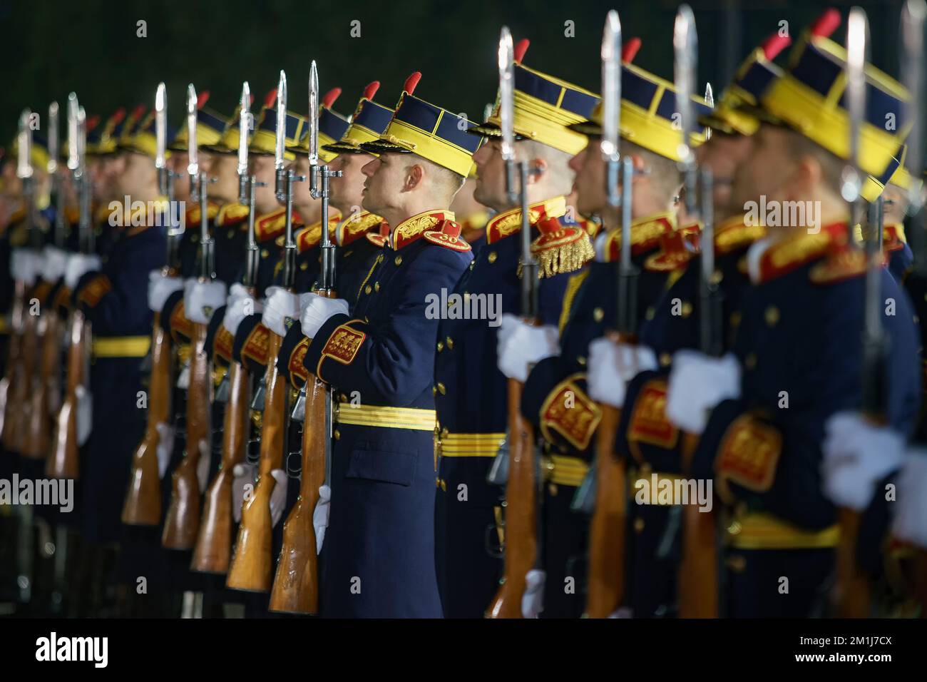 Bucarest, Romania - 12 dicembre 2022: Guardia d'onore militare durante l'accoglienza del presidente svizzero Ignazio Cassis da parte del presidente rumeno Kl Foto Stock