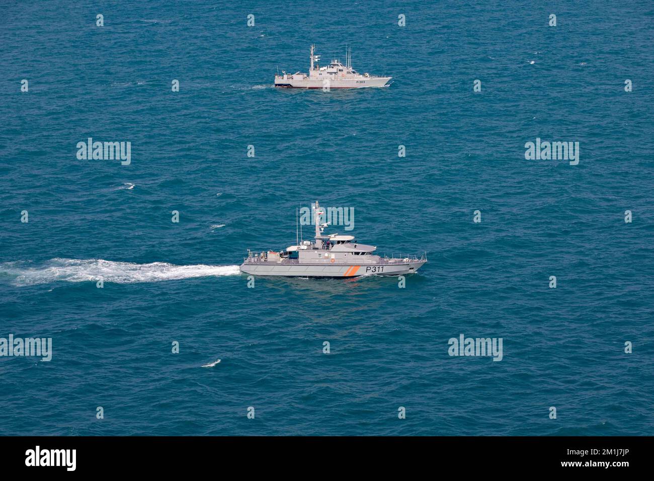 221211-A-NR779-1040 GOLFO ARABICO (11 dicembre 2022) le navi della Marina irachena e della Guardia Costiera del Kuwait operano nel Golfo Arabico, 11 dicembre. Le navi hanno completato una pattuglia congiunta con gli Stati Uniti nel Golfo Persico per la seconda volta in quattro mesi per promuovere la sicurezza marittima regionale. (STATI UNITI Foto dell'esercito di SPC. Aaron Troutman) Foto Stock