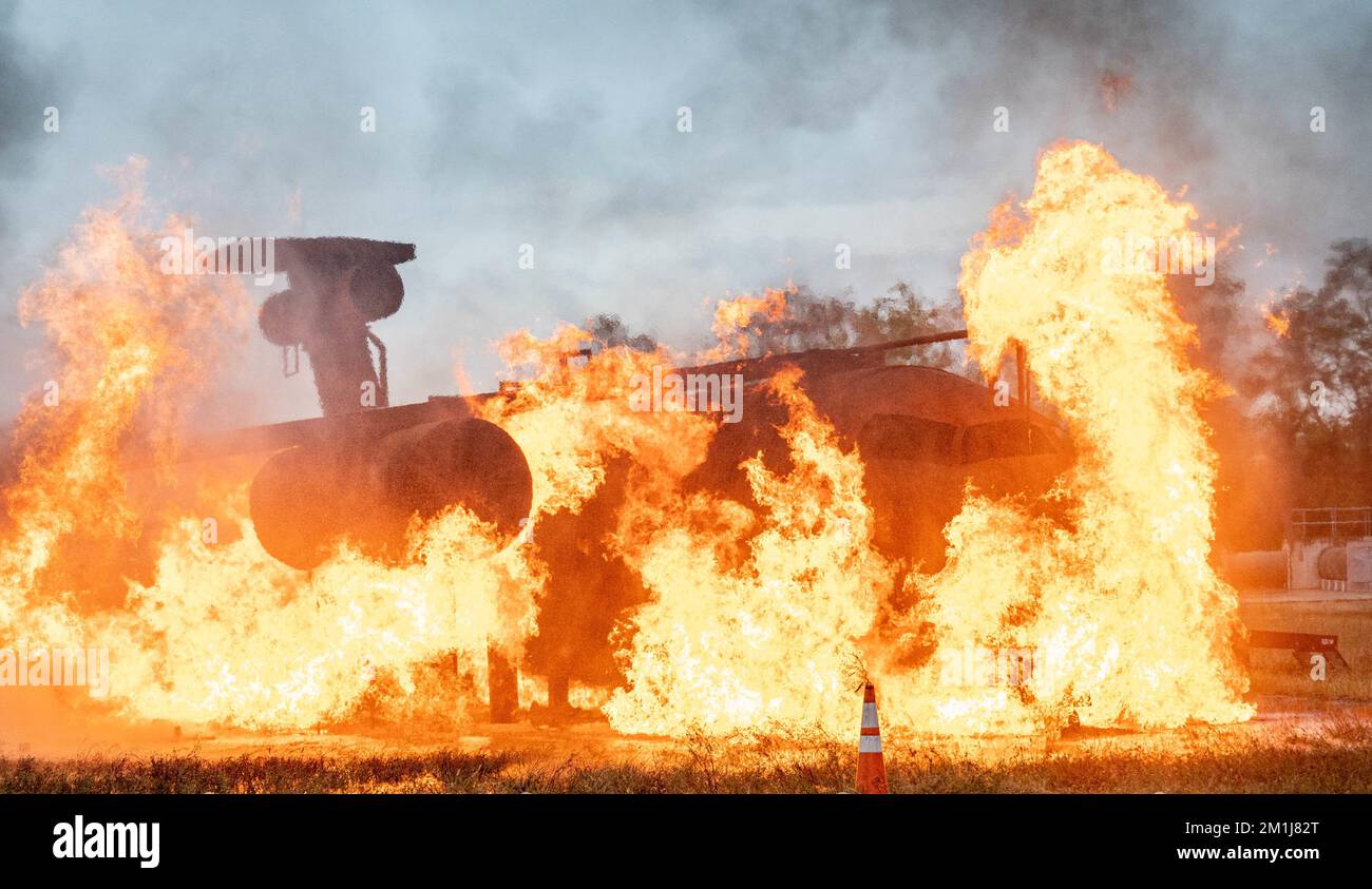 BASE ARTICOLARE LANGLEY-EUSTIS, VA. -- l'addestratore piccolo dell'aeromobile è regolato ablaze affinchè il fuoco di Langley prascie estinguenti le fiamme alla base congiunta Langley-Eustis, Virginia, 13 ottobre 2022. Offre ai vigili del fuoco la possibilità di affinare le proprie capacità e di spegnere le fiamme in modo da salvare vite umane in situazioni di emergenza. (STATI UNITI Air Force foto di Airman 1st Classe Olivia Bithell) Foto Stock