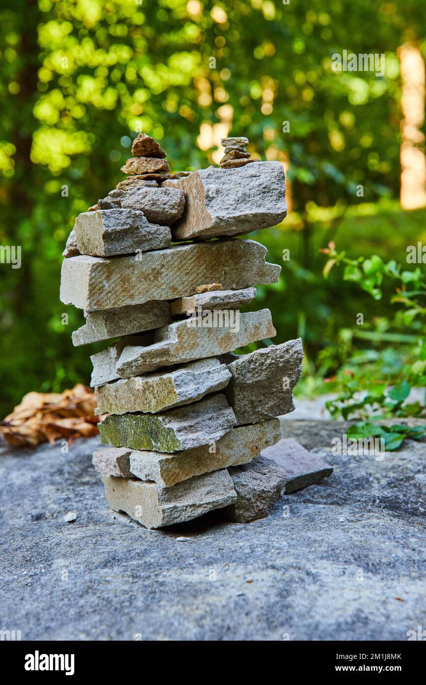 Cairn stack di rocce rettangolari nella foresta Foto Stock