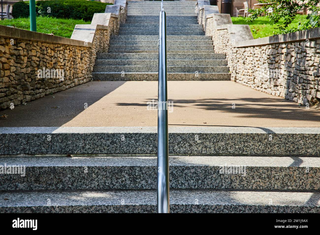Passi di calcare simmetrici che conducono in distanza Foto Stock