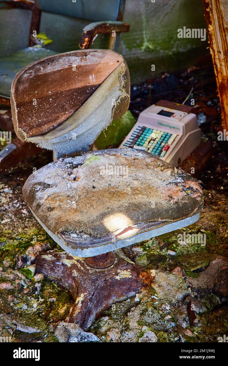 Dettaglio abbandonato e decaduto della vecchia sedia e del registro vintage Foto Stock