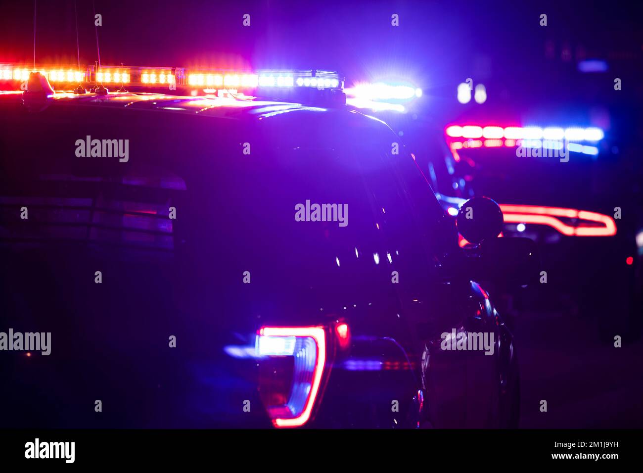 Visione dettagliata notturna delle unità di polizia che rispondono alla scena di un'emergenza. Foto Stock