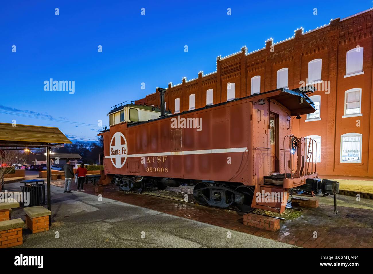 Oklahoma, DEC 8 2022 - Vista notturna di un treno in Sante Fe Plaza Foto Stock