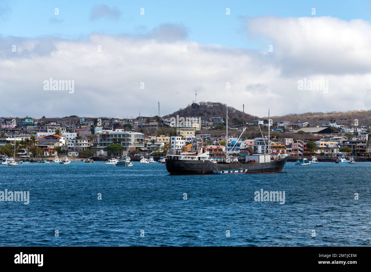 Porto con navi e paesaggio urbano di Puerto Baquerizo Moreno, parco nazionale delle Galapagos, Ecuador. Foto Stock