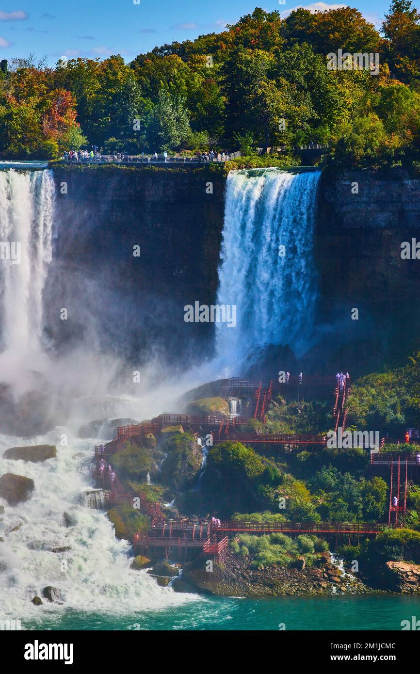 Cascate del Niagara dettaglio verticale dei turisti che vengono coperti dalla nebbia da American Falls Foto Stock