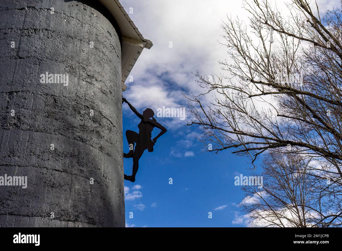 Scultura di un arrampicatore dell'artista Kyle Van Lusk al Wilderness Leadership and Experiential Education (WLEE) Building presso il Brevard College, Brevard, No Foto Stock