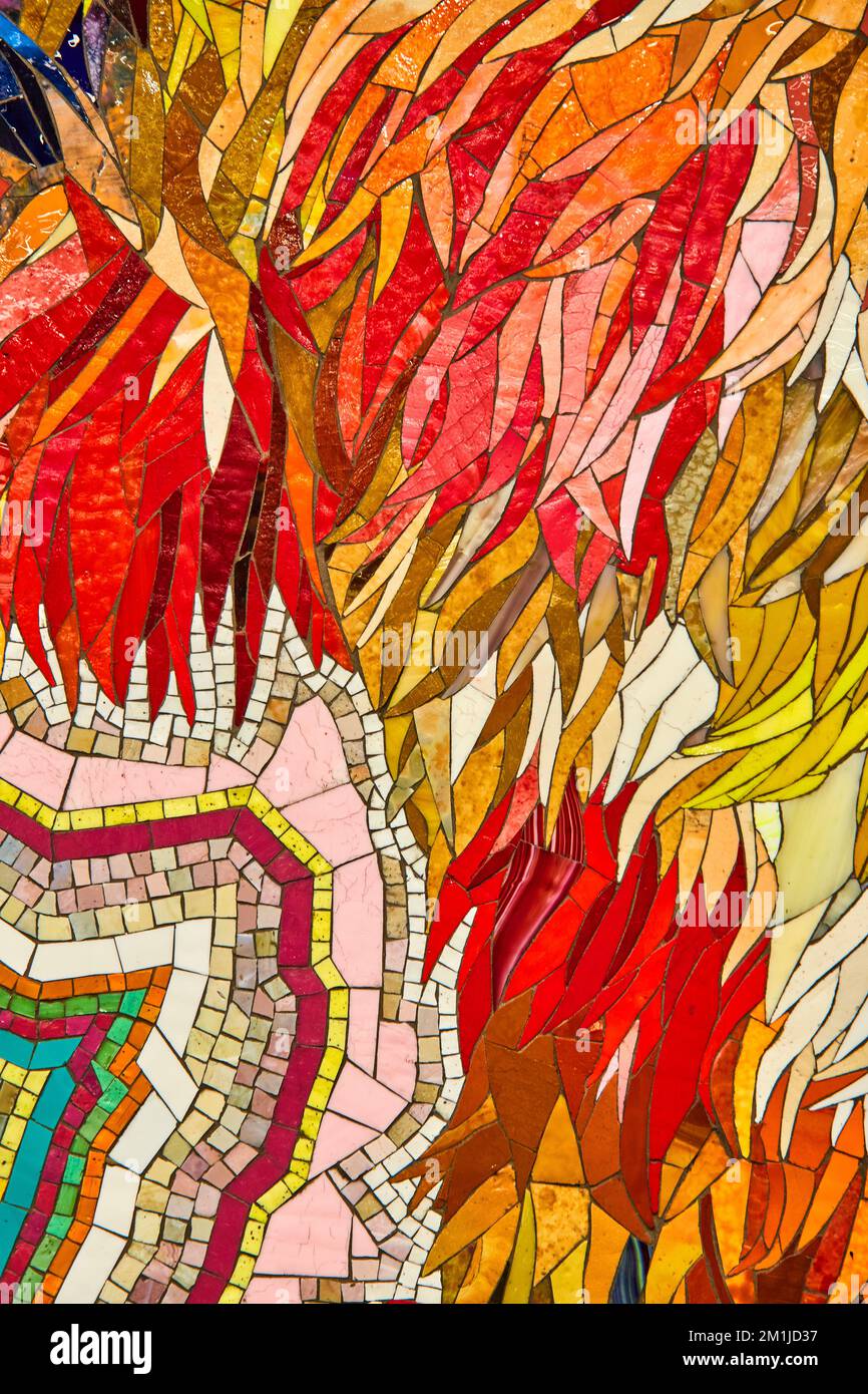 Particolare dell'arte del mosaico pezzi colorati di fuoco rosso e arancione nella metropolitana di New York City Foto Stock