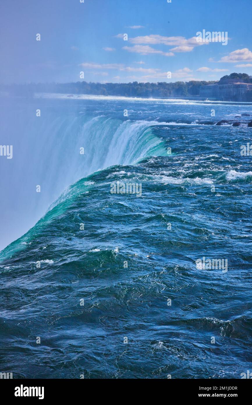 Proprio sul bordo delle Horseshoe Falls in Canada a Niagara Falls Foto Stock