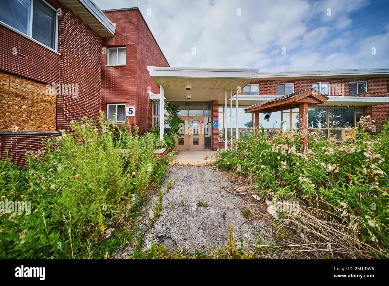 Ingresso esteso al grande complesso ospedaliero abbandonato del Midwest America Foto Stock