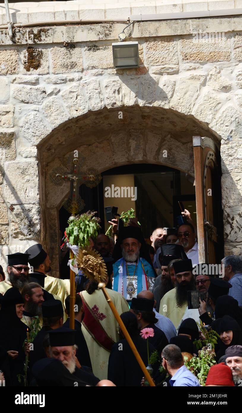 Sacerdoti e suore greco-ortodossi che camminano in processione dalla Tomba della Vergine alla chiesa del Santo Sepolcro nella città vecchia di Gerusalemme. Foto Stock