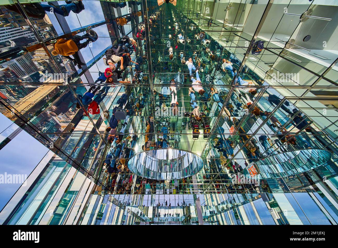 Specchio riflettente camera piena di turisti infinito Foto Stock