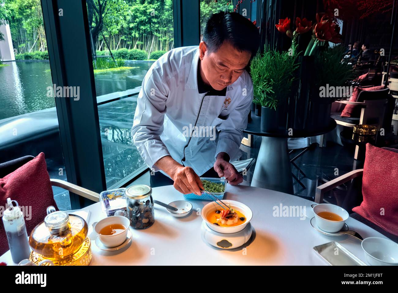 Chef cinese a Yu Ting Yuan, stella Michelin, a Bangkok, Thailandia Foto Stock