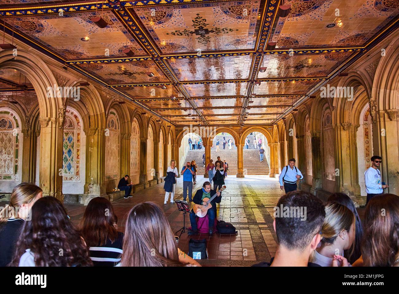 Splendido edificio di Central Park con musicista che suona la chitarra per i turisti a New York City Foto Stock