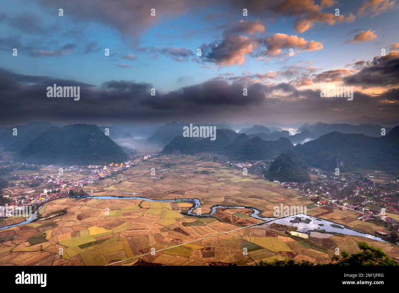 Alba sulla valle di Bac Son durante la stagione del riso maturo. Vista dalla cima della montagna Na Lay, quartiere di Bac Son, provincia di Lang Son, Vietnam Foto Stock