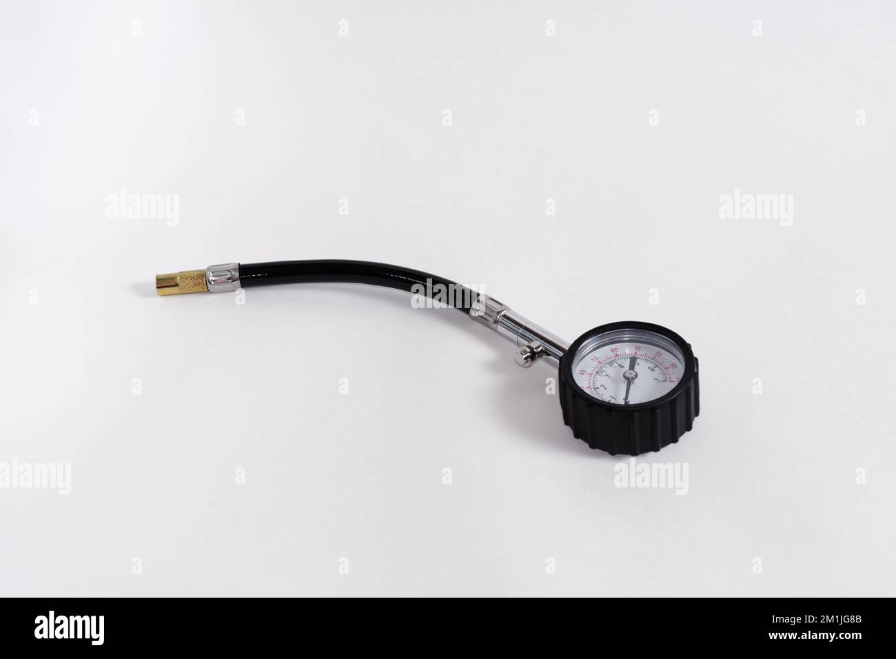 Indicatore della pressione degli pneumatici. Primo piano. Isolato su sfondo bianco. Foto Stock