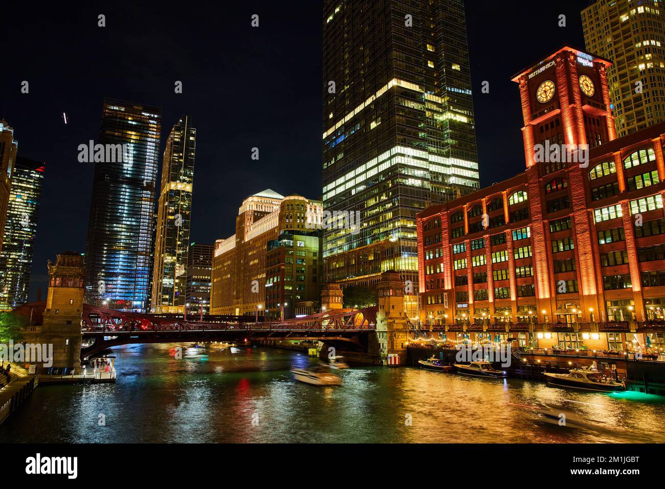 Chicago nave canali di notte con luci su tutti i grattacieli Foto Stock