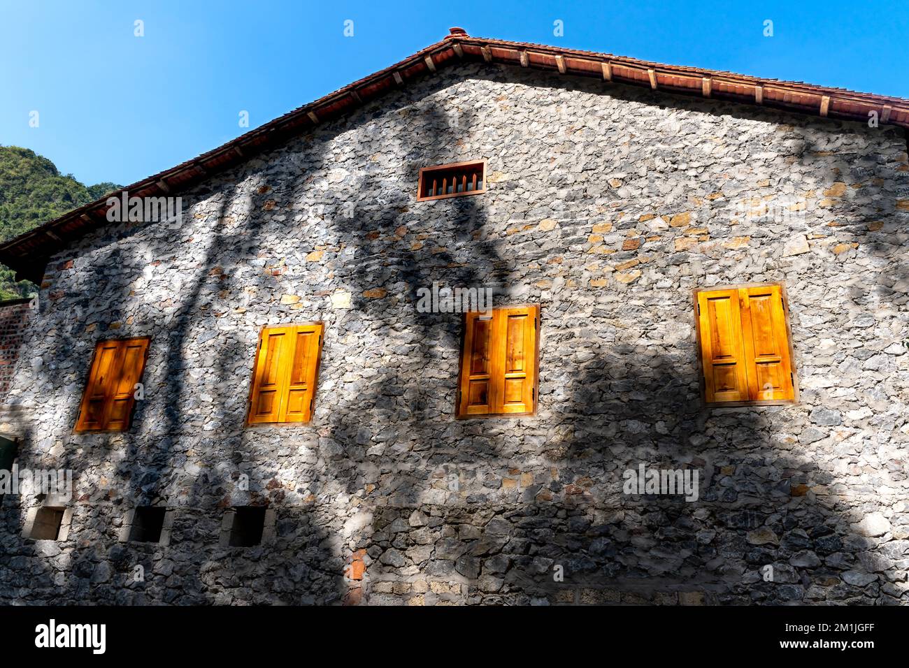 Provincia di CaO Bang, Vietnam - 13 novembre 2022: Khuoi Ky antico villaggio in pietra è famoso per le sue case in pietra su palafitte con antica bellezza molto gli unioni Foto Stock