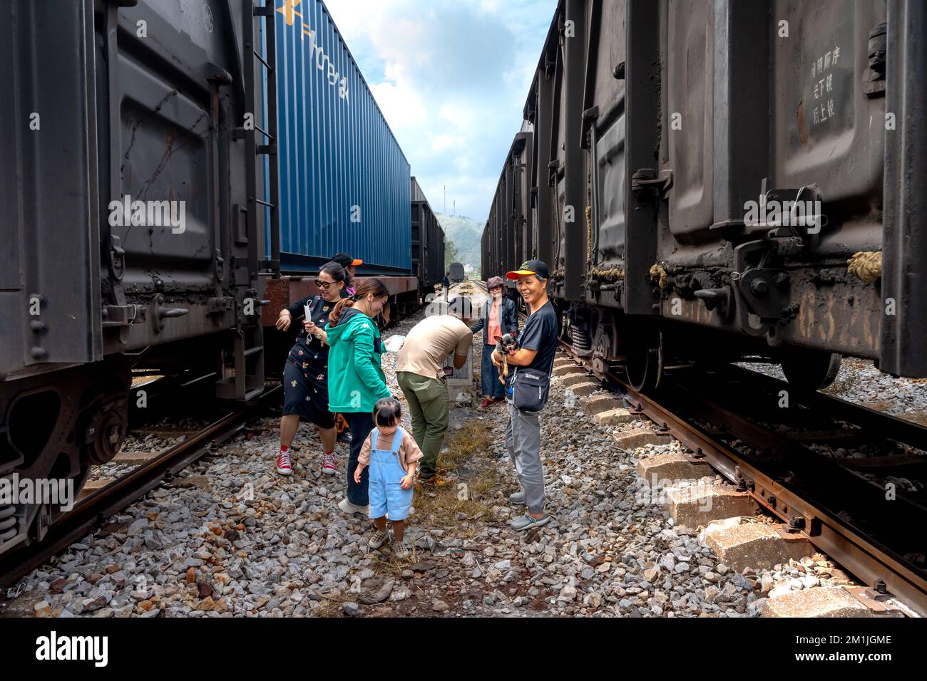 Stazione ferroviaria di Dong Dang, Vietnam - 14 novembre 2022: I turisti visitano la stazione ferroviaria di Dong Dang nella città di Dong Dang, provincia di Lang Son, Vietnam Foto Stock