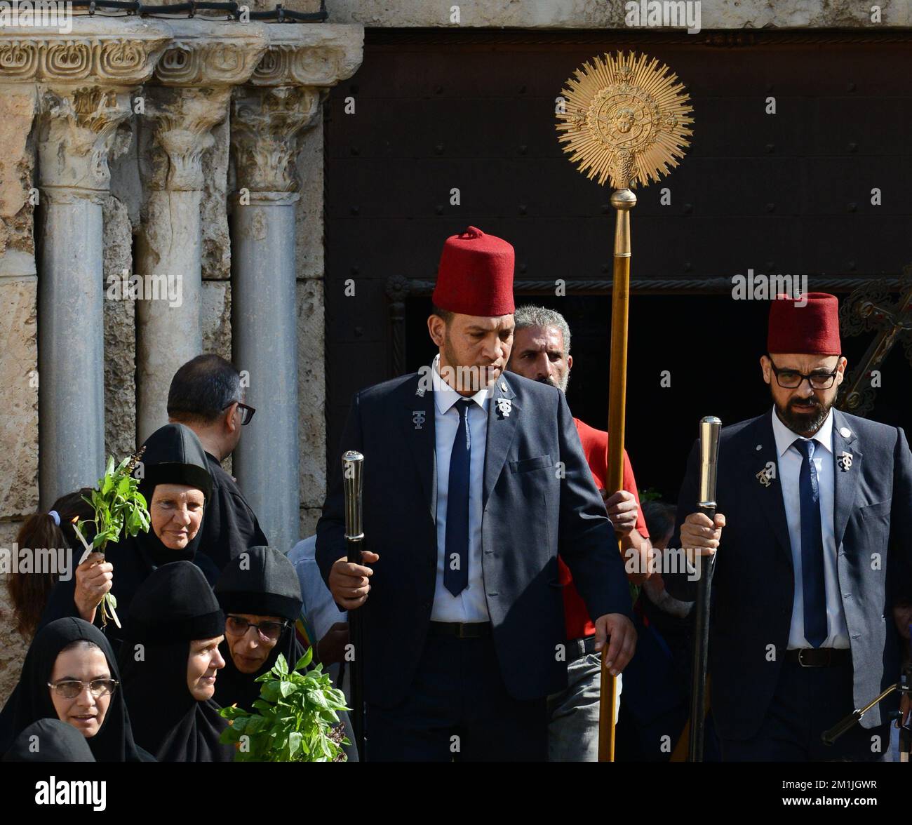 Sacerdoti e suore greco-ortodossi che camminano in processione dalla Tomba della Vergine alla chiesa del Santo Sepolcro nella città vecchia di Gerusalemme. Foto Stock