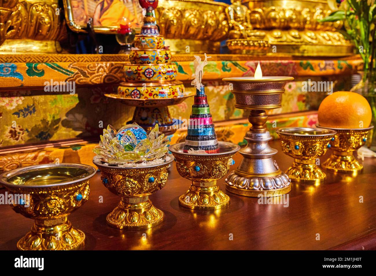 Coppe d'oro ornate nel santuario buddista tibetano della Mongolia Foto Stock