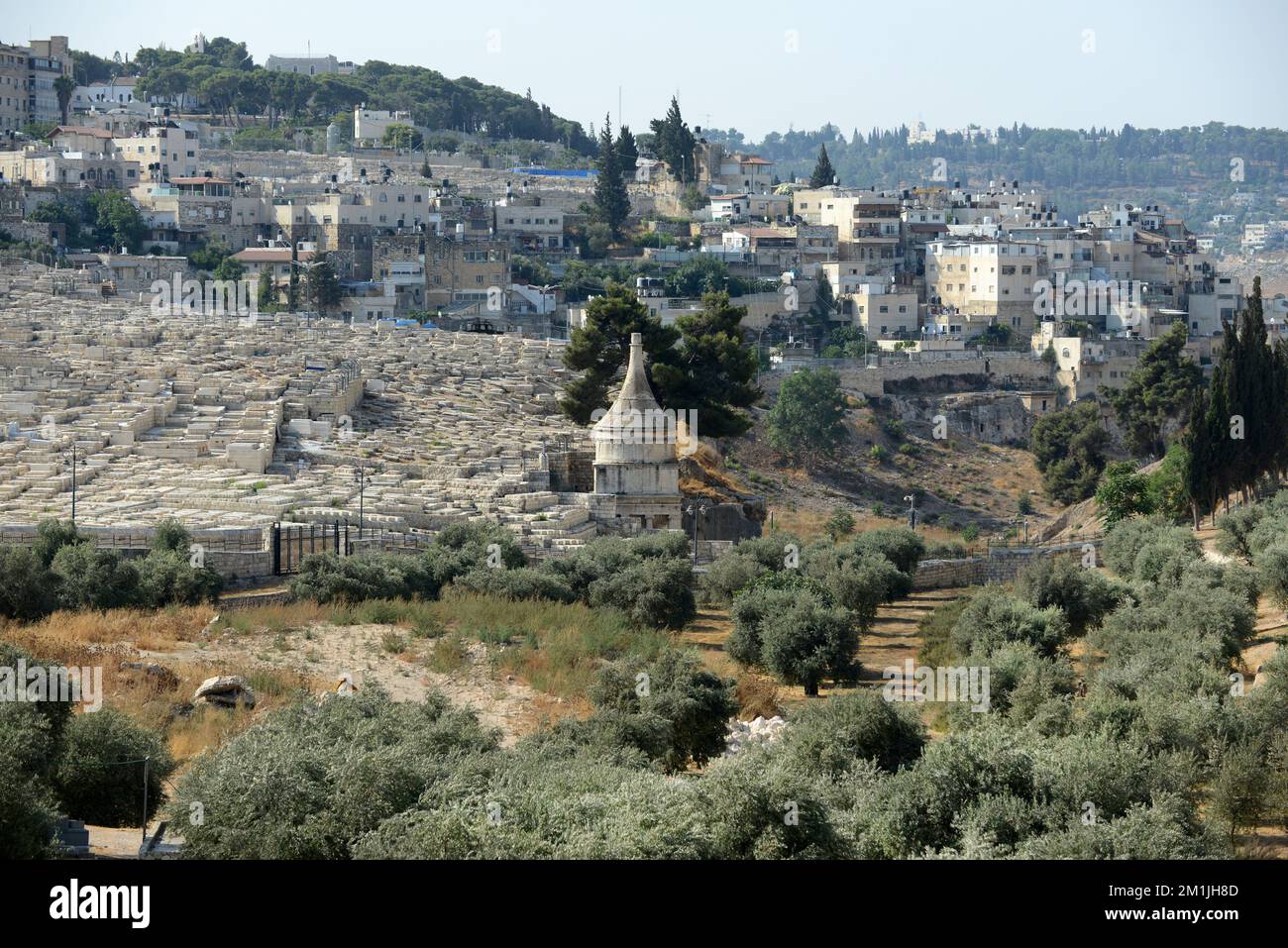 Vista sulla valle di Kidron con la Tomba di Assalonne. Gerusalemme est. Foto Stock