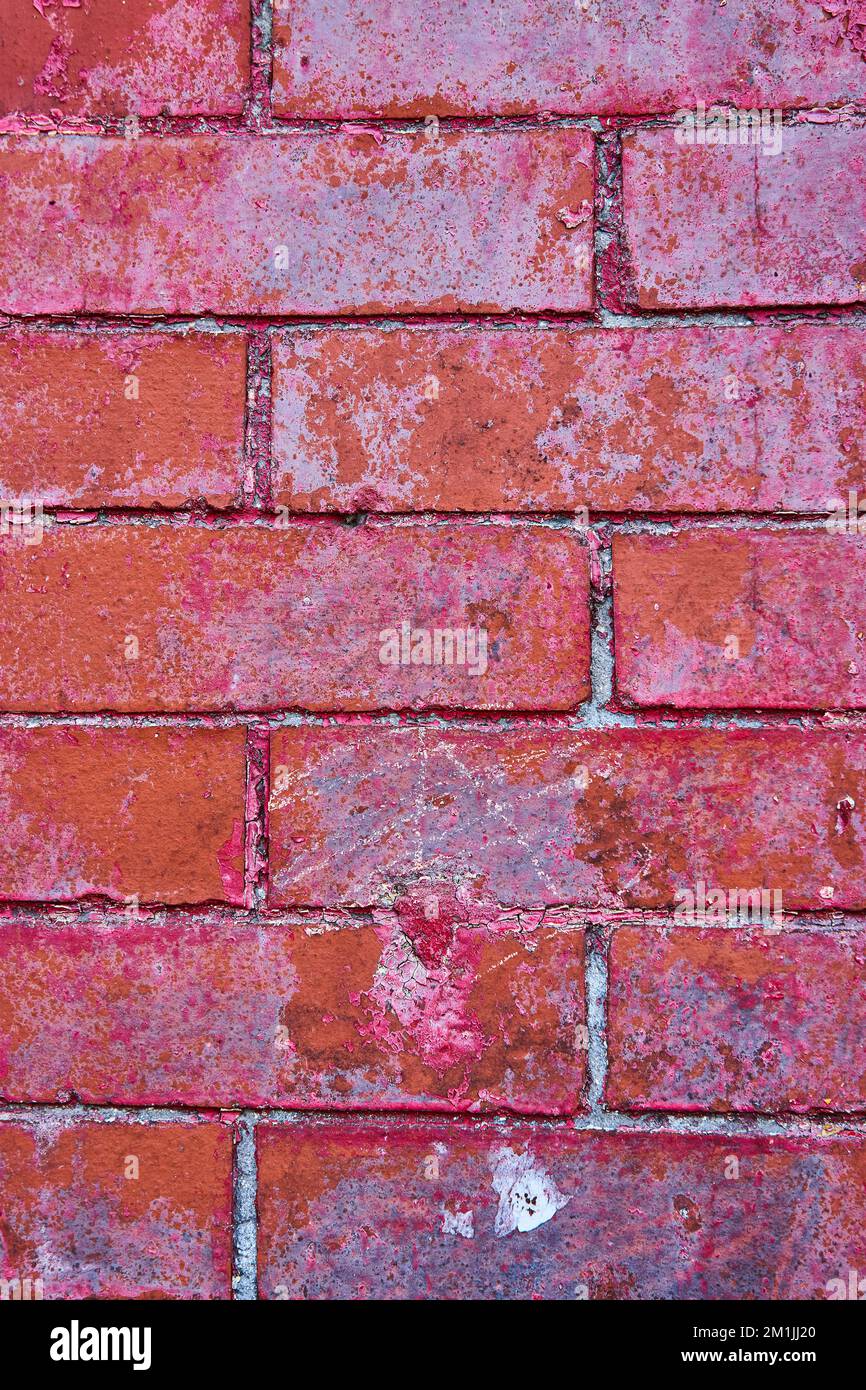 Particolare della parete di mattoni rossi invecchiati con graffi e texture Foto Stock