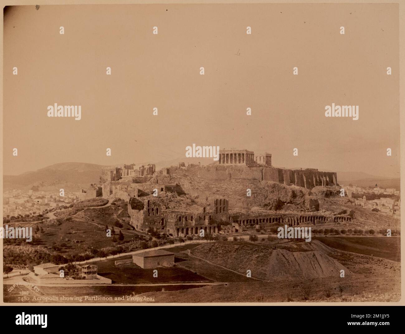 Acropoli che mostra Partenone e Propylaea, fortezze e fortificazioni, siti archeologici, anfiteatri, Odeon di Erode Attico Atene, Grecia, Stoa di Eumenes Atene, Grecia. Collezione Nicholas Catsimpoolas Foto Stock