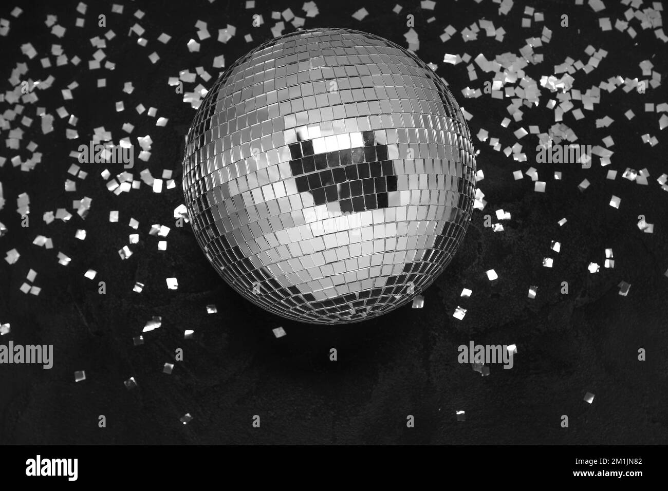 Disco palla con confetti su sfondo nero Foto Stock