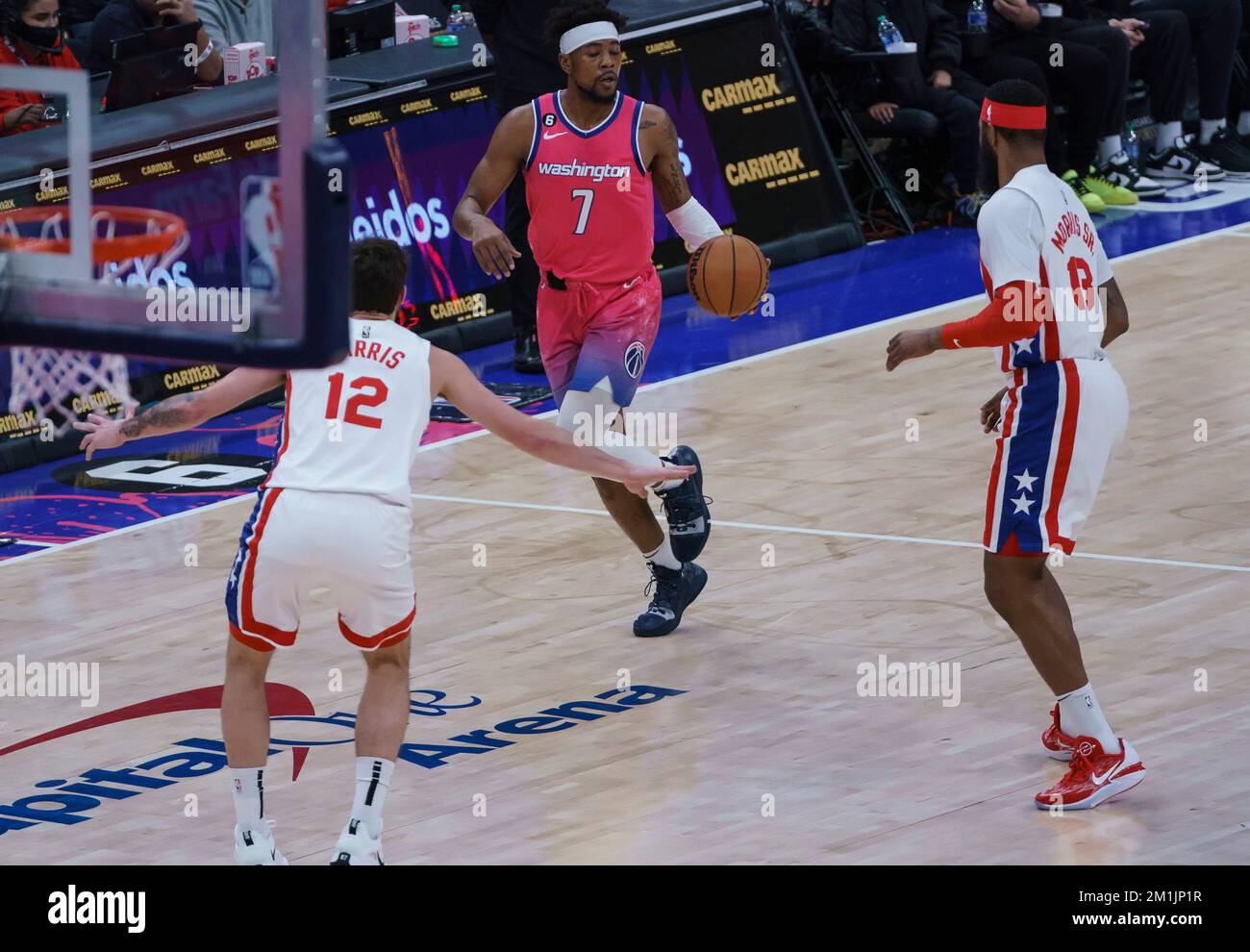 Washington, Stati Uniti. 12th Dec, 2022. WASHINGTON, DC - 12 DICEMBRE: La guardia dei Brooklyn Nets Patty Mills (8) e l'avanti Joe Harris (12) aspettano la guardia dei Washington Wizards Jordan Goodwin (7) durante una partita NBA tra i Washington Wizards e i Brooklyn Nets, il 12 2022 dicembre, alla Capital One Arena, a Washington, DC. (Foto di Tony Quinn/SipaUSA) Credit: Sipa USA/Alamy Live News Foto Stock