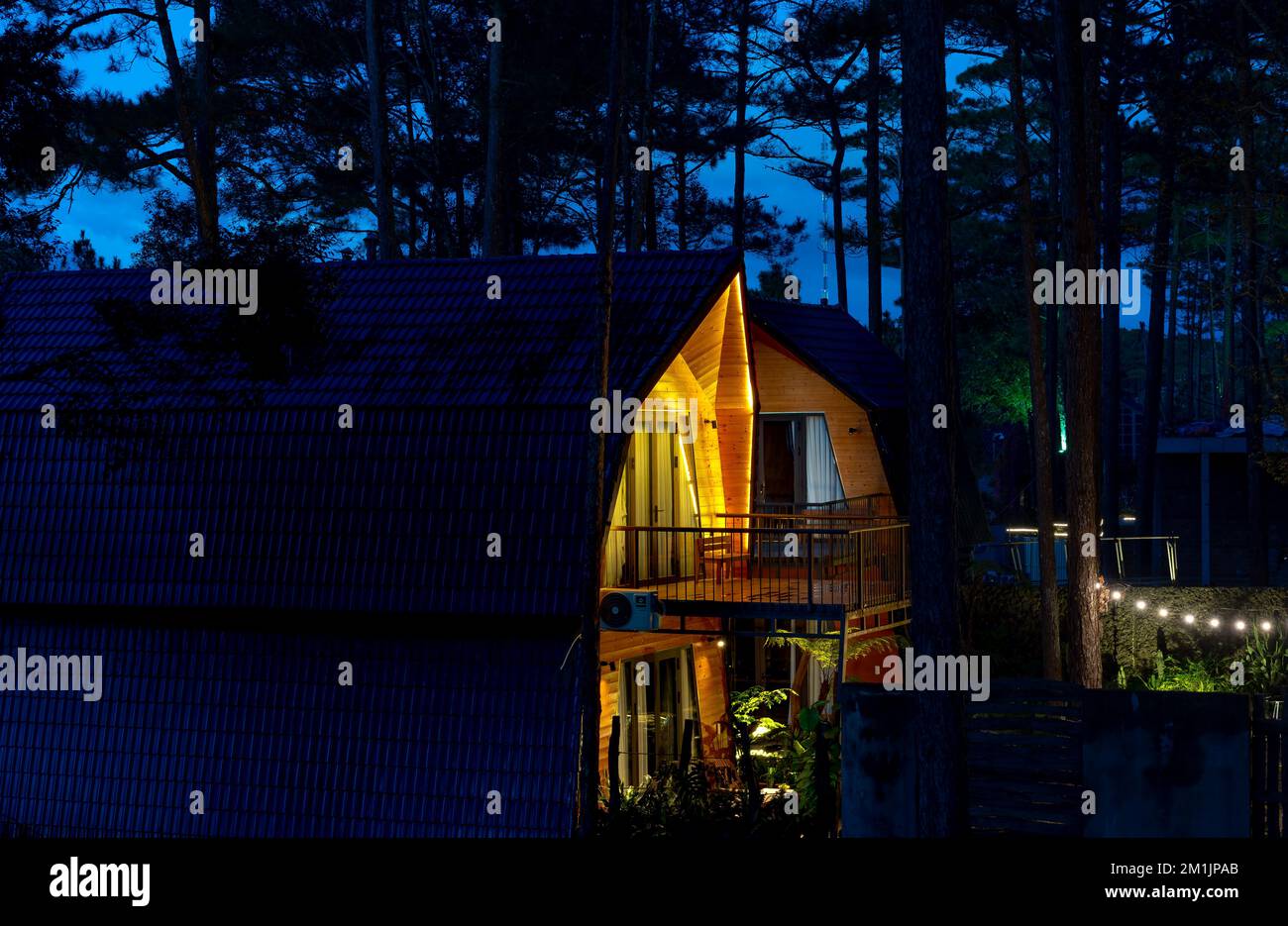 Zona turistica di Mang Den nel distretto di Kon Plong, provincia di Kon Tum, Vietnam - 24 novembre 2022: Bungalow resort a Mang Den zona turistica a Kon Plong dist Foto Stock