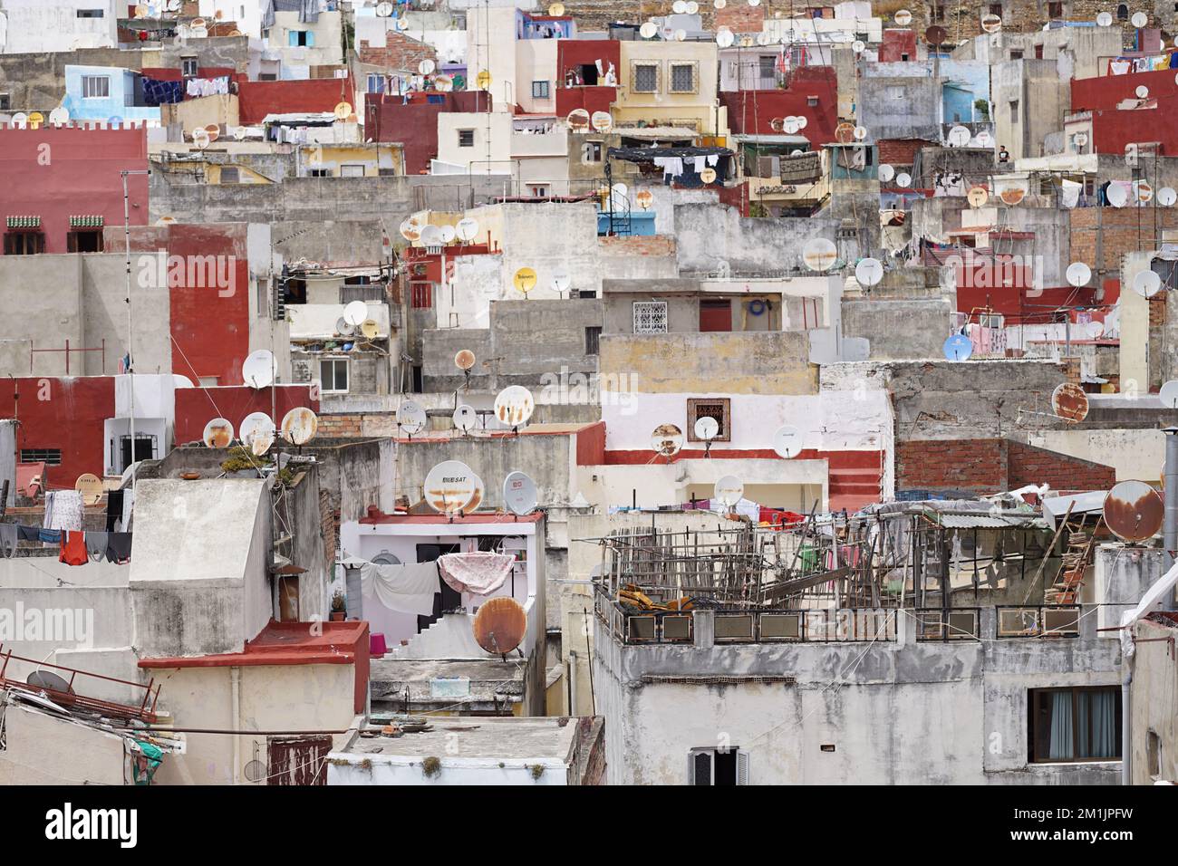Tangeri medina, Marocco - tetti antichi con piatti satellitari Foto Stock