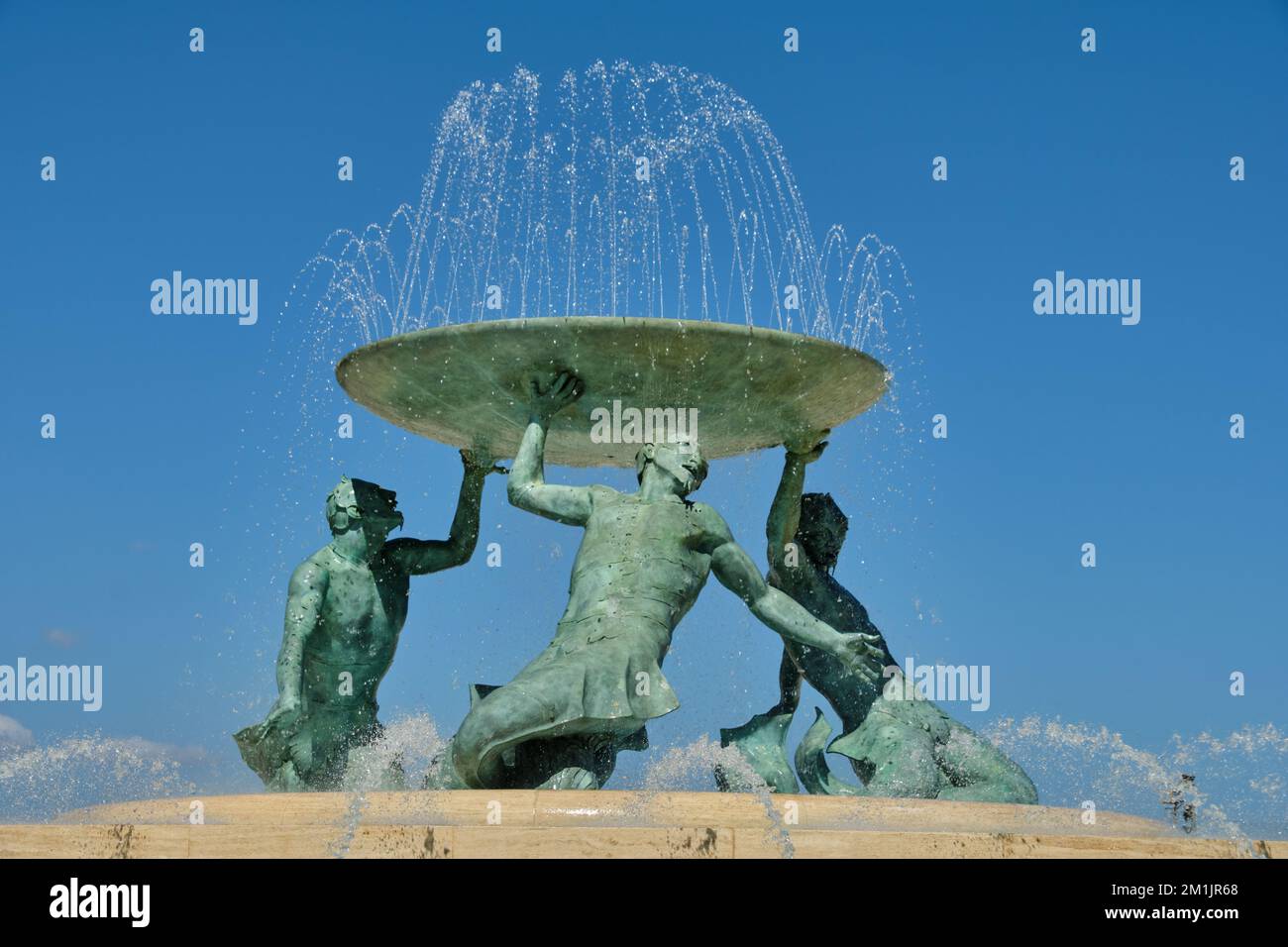 La Fontana dei Tritoni è composta da tre figure bronzee di Tritoni mitologici che reggono un piatto: La Valletta, Malta Foto Stock