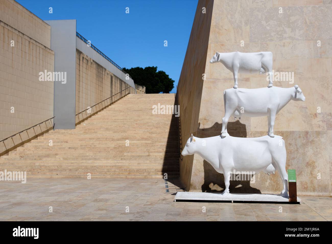 Una scultura di tre mucche in cima l'una all'altra di Joel Saliba e Margaret Pace - Valletta, Malta Foto Stock