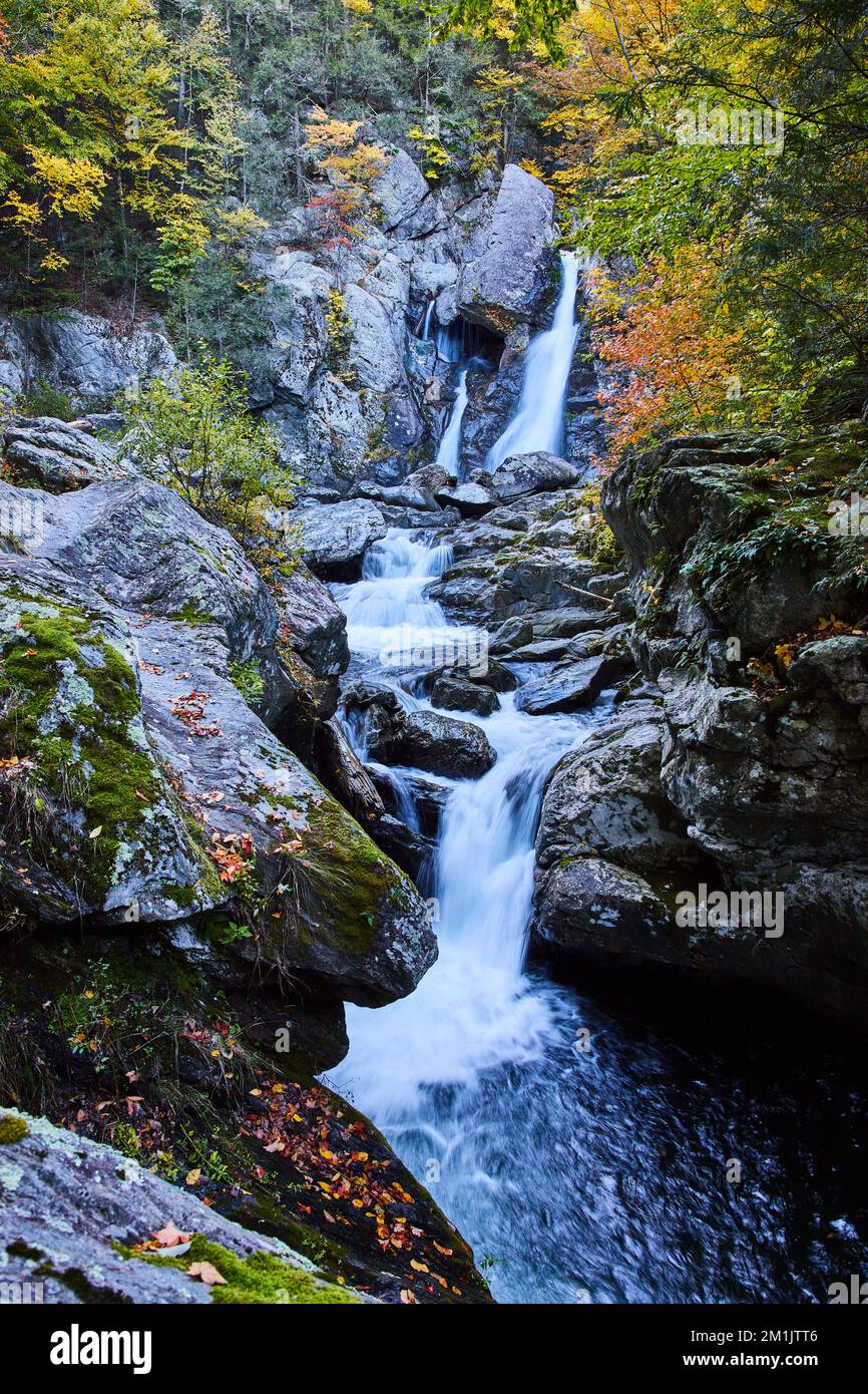 Tre livelli di cascate nell'Upstate New York attraverso massi con fogliame autunnale Foto Stock