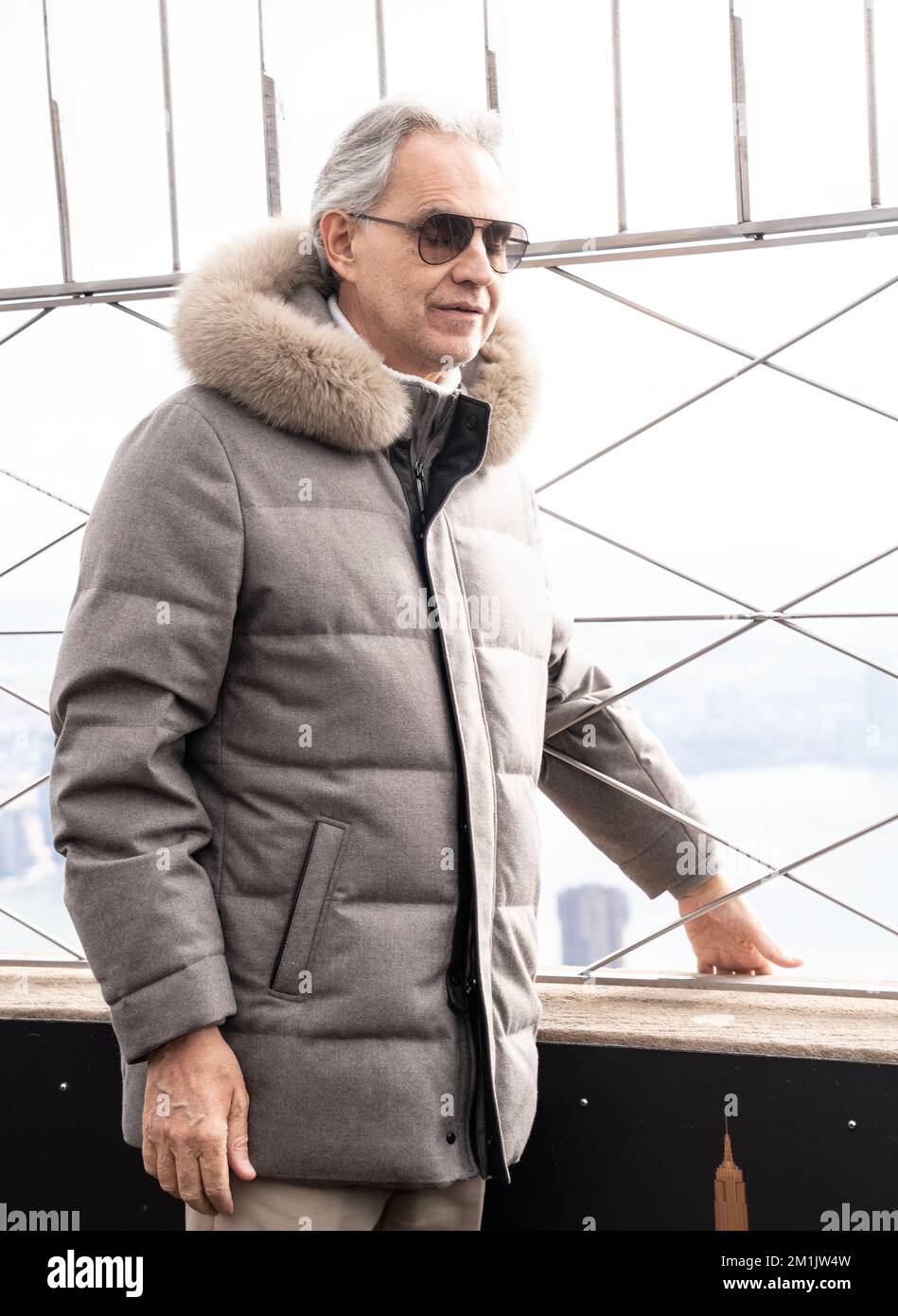 Andrea Bocelli visita l'Empire state Building il 12 dicembre 2022 a New York City Foto Stock