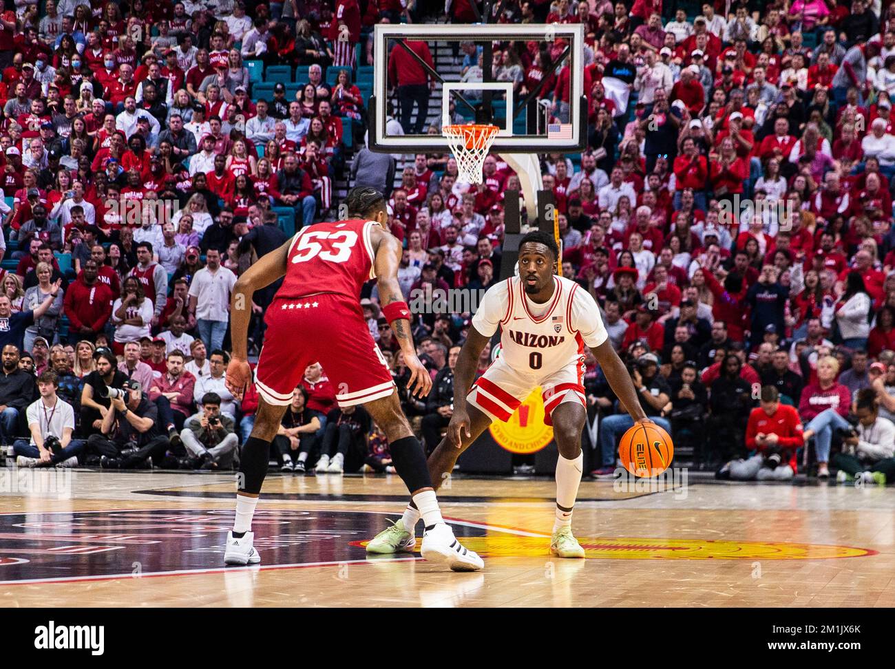 Dicembre 10 2022 Las Vegas, NV, U.S.A. La guardia dell'Arizona Courtney Ramey (0) porta il pallone in campo durante la partita di pallacanestro degli uomini NCAA The Clash tra gli Arizona Wildcats e gli Indiana Hoosiers. L'Arizona ha battuto l'Indiana 89-75 all'MGM Grand Garden Arena di Las Vegas, Nevada. Thurman James/CSM Foto Stock