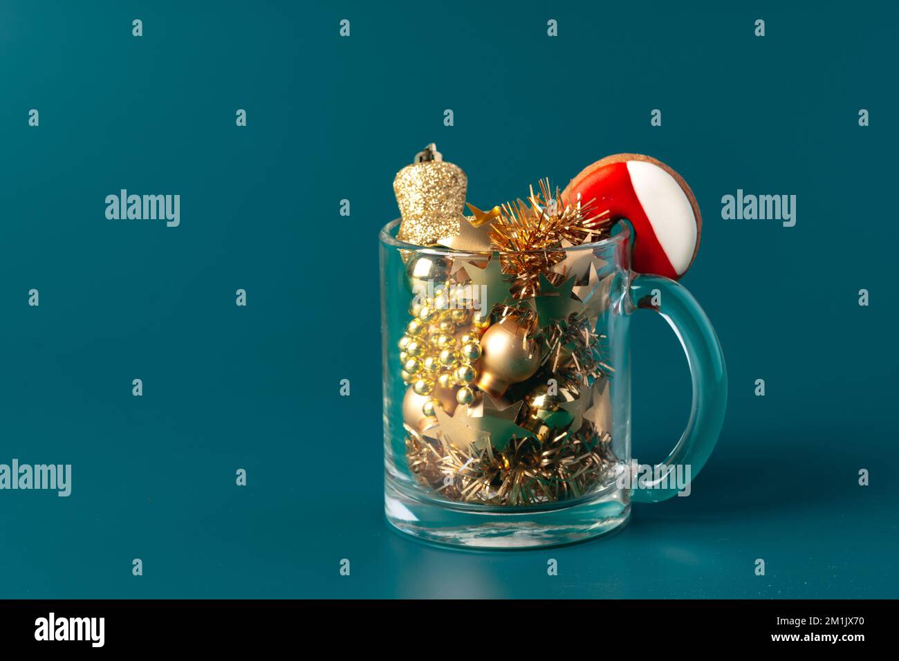 Vetro con decorazioni natalizie su sfondo verde scuro Foto Stock