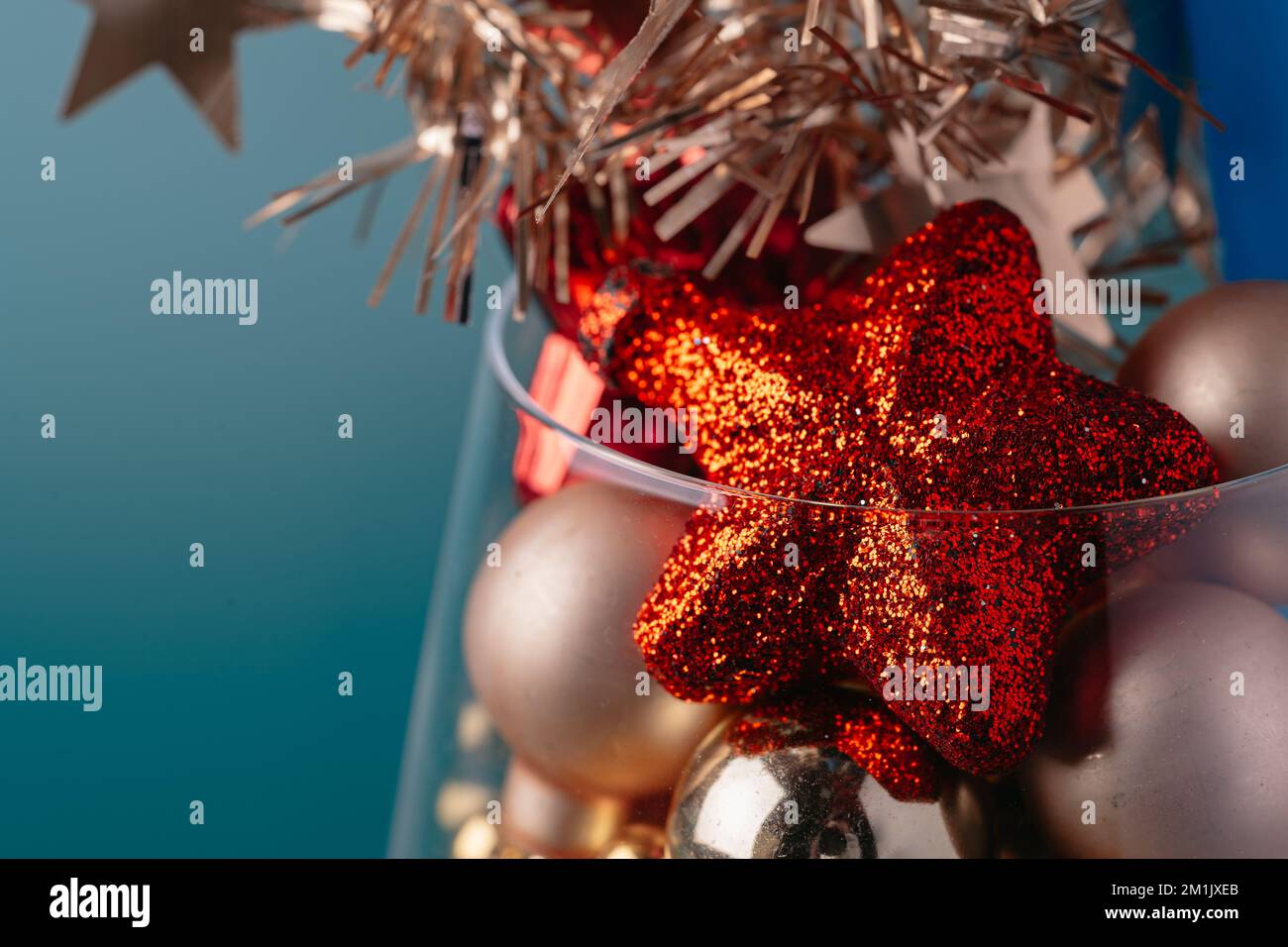 Vetro con decorazioni natalizie su sfondo verde scuro Foto Stock