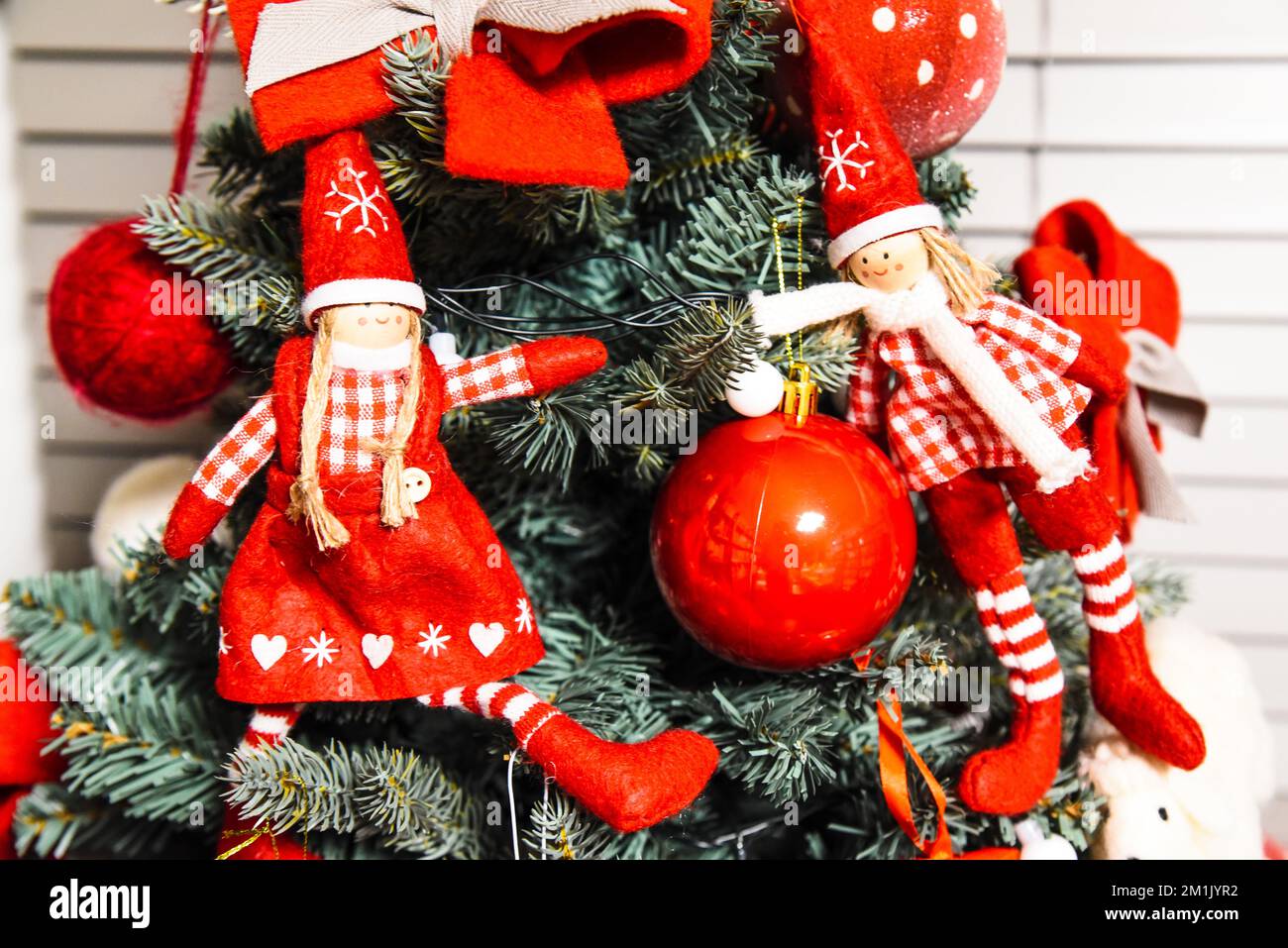 Addobbi natale su albero Foto Stock